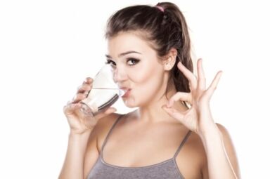 Les filles boivent de l'eau propre