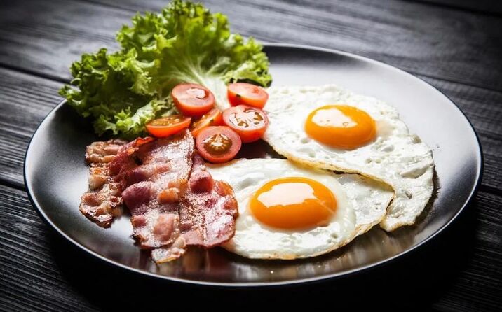 Deux œufs avec deux œufs avec du bacon