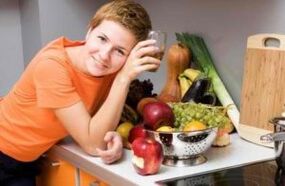 Filles à une table avec des produits utiles