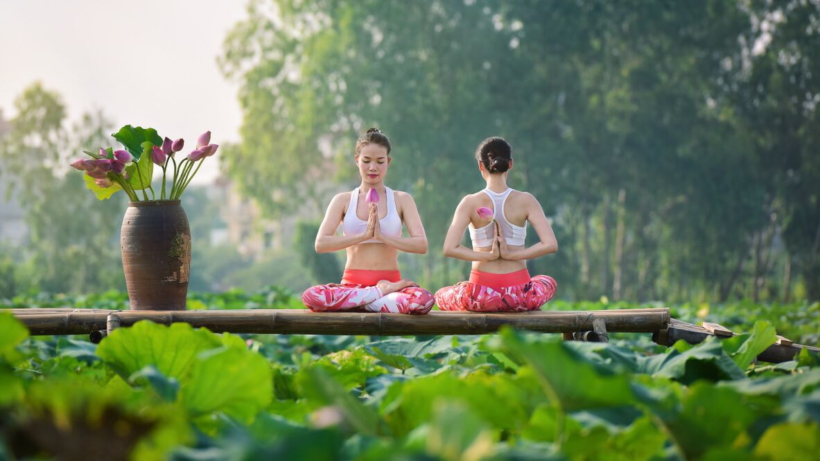 Les filles dans la pose de lotus